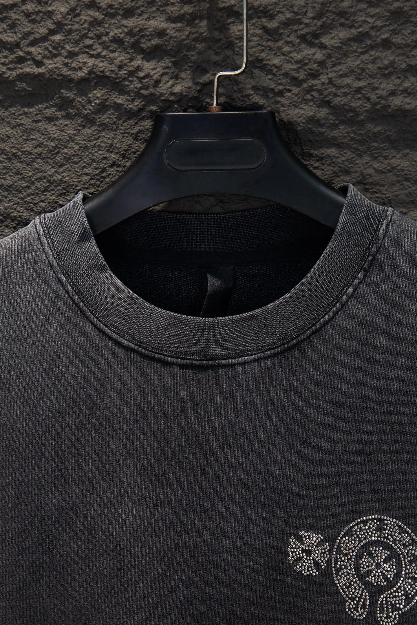 P270 🆕Chrome hearts new hot-drilled and stir-fried color sweatshirt. The os version is really charming. The Chrome family is also really unique. Every new season's new version is to the extreme. It is very practical and can be worn casually. Nice✔️ - ⚠️100% cotton. Made of custom-dyed terry cotton sweatshirt surface, 420g double-ply double yarn, comfortable to the touch. Made from imported knitting needle carded cotton, the thickness is moderate, drapey and contoured, making the upper body comfortable! ! It is very tolerant to fat body types and can instantly lose five pounds after wearing it!  Specially ordered many Austrian hot diamonds, which have the bling bling effect of natural crystals under the light, and multi-faceted reflective points, the production cost is extremely high. The laser molding includes a computer engraving machine and a laser machine, which are accurate in particle units. Finally, it is hot and set at high temperature. After hot stamping, the firmness needs to be tested repeatedly on the hot stamping. It can appear colorful and reflective under the light. The body is treated with anti-bottom fried color elements, which greatly increases the interest of the clothing; unique visual effects.  Hem Loose closing Double-layer fabric Good closing effect Exquisite seaming Color: Washed black Reverse stir-fried gray Size: S-M-L-XL